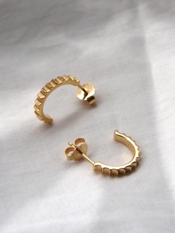 Gold-fluted-hoop-earrings